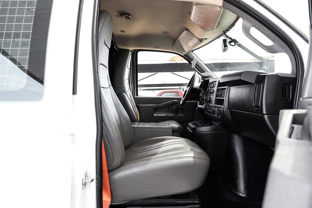 Used 2017 Chevrolet Express 2500 RWD image 32