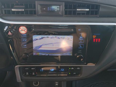 Used 2018 Toyota Corolla LE FWD image 11
