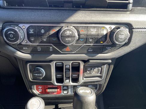 Used 2025 Jeep Wrangler Unlimited Rubicon w/ Convenience Group AWD/4WD image 21