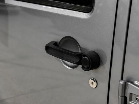 Used 2013 Jeep Wrangler Unlimited Sahara w/ Connectivity Group AWD/4WD image 38