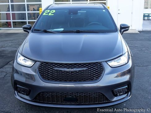 Used 2022 Chrysler Pacifica Limited w/ Uconnect Theater Family Group image 7