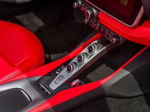 Used 2019 Ferrari Portofino RWD image 50