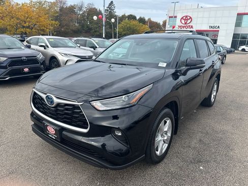 Used 2024 Toyota Highlander LE image 3