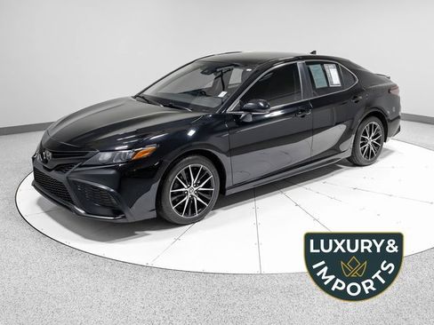 Used 2023 Toyota Camry SE image 1