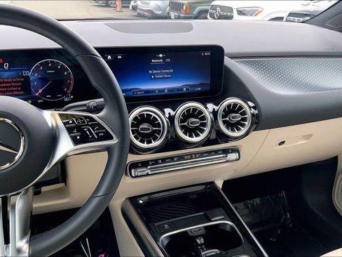 Used 2026 Mercedes-Benz GLA 250 4MATIC image 5