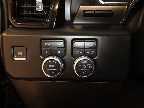 Used 2024 GMC Sierra 1500 AT4 w/ Technology Package AWD/4WD image 11