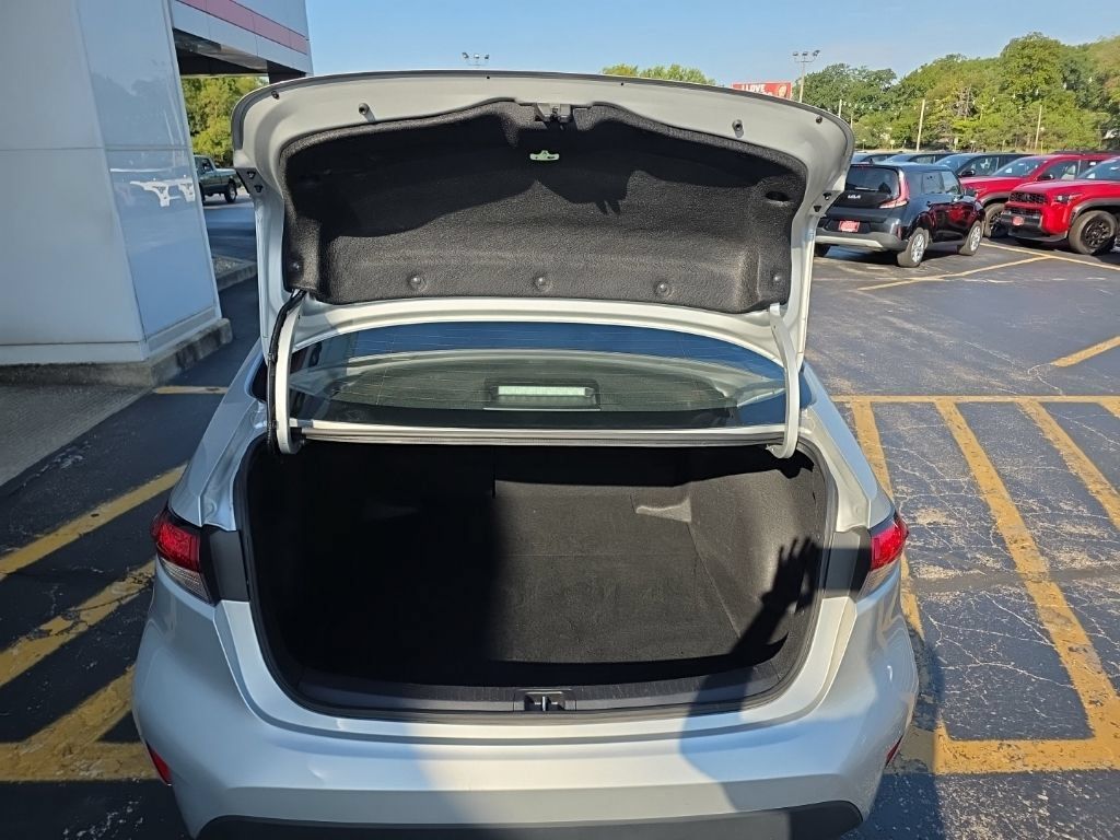 Used 2025 Toyota Corolla LE FWD image 6