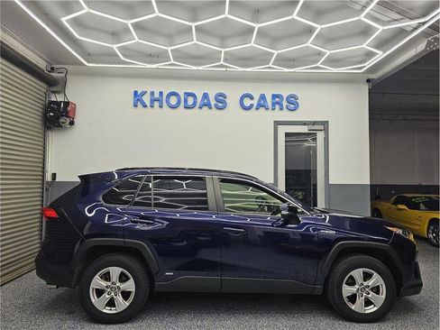 Used 2020 Toyota RAV4 XLE w/ Convenience Package AWD/4WD image 5