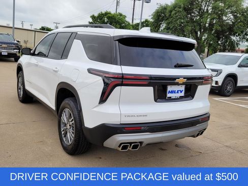 Used 2025 Chevrolet Traverse LT w/ Driver Confidence Package FWD image 3