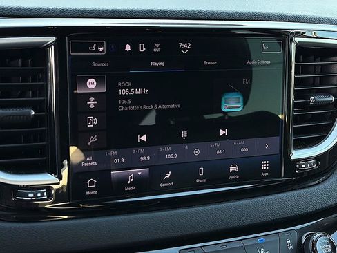 Used 2023 Chrysler Pacifica Touring-L FWD image 13