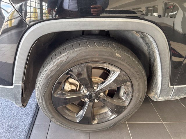 Used 2018 Jeep Cherokee Latitude w/ Altitude Package FWD image 2