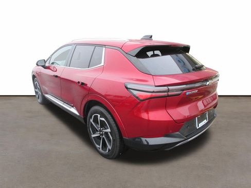Used 2025 Chevrolet Equinox EV LT w/ Convenience Package image 3