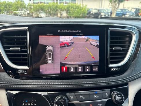 Used 2023 Chrysler Pacifica Limited w/ Uconnect Theater Family Group FWD image 20