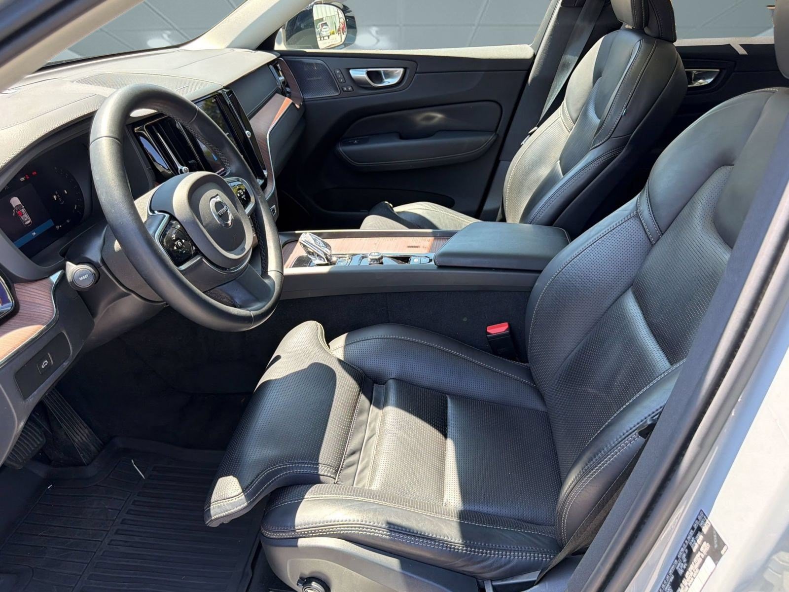 Certified 2024 Volvo XC60 B5 Ultimate w/ Climate Package AWD/4WD image 5