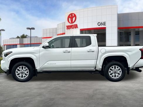 Used 2025 Toyota Tacoma SR5 AWD/4WD image 8