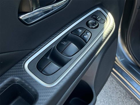 Certified 2025 Nissan Versa SR image 30