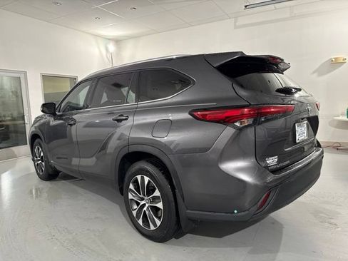 Used 2022 Toyota Highlander XLE AWD/4WD image 6