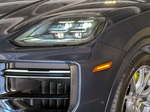 Certified 2024 Porsche Cayenne Turbo AWD/4WD image 15