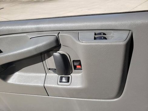 Used 2015 GMC Savana 2500 LS image 21