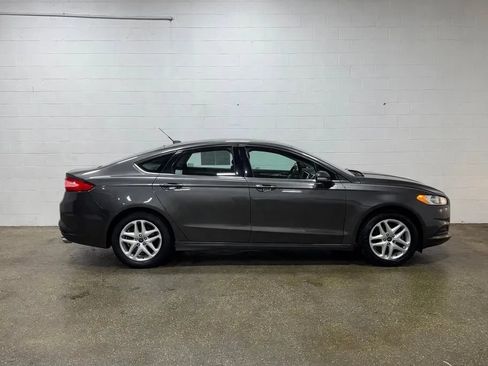 Used 2015 Ford Fusion SE FWD image 2