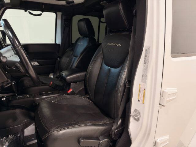 Used 2015 Jeep Wrangler Unlimited Rubicon w/ Connectivity Group AWD/4WD image 13