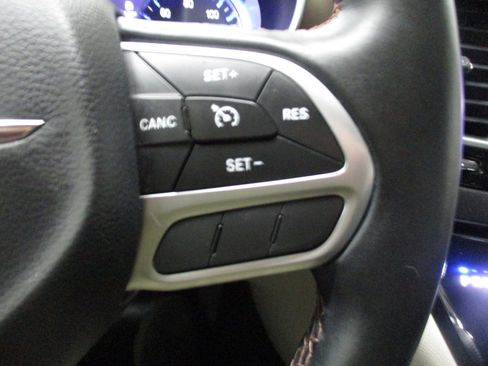 Used 2017 Chrysler Pacifica Touring-L Plus FWD image 21