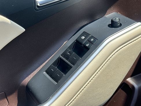 Used 2022 Toyota Highlander XLE FWD image 15