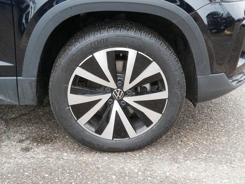 Certified 2023 Volkswagen Taos SE w/ Panoramic Sunroof Package AWD/4WD image 9