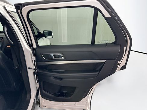 Used 2018 Ford Explorer XLT w/ Equipment Group 202A AWD/4WD image 29