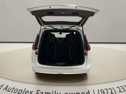 Used 2026 Chrysler Pacifica Limited FWD image 9