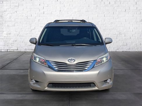 Used 2017 Toyota Sienna Limited Premium image 3