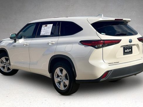 Used 2021 Toyota Highlander LE FWD image 4