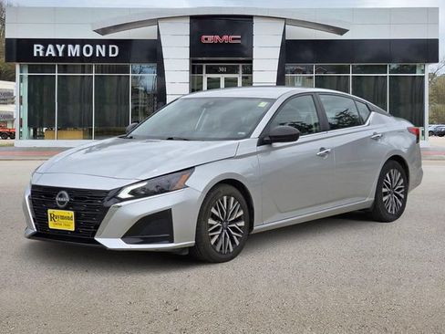 Used 2024 Nissan Altima 2.5 SV FWD image 3