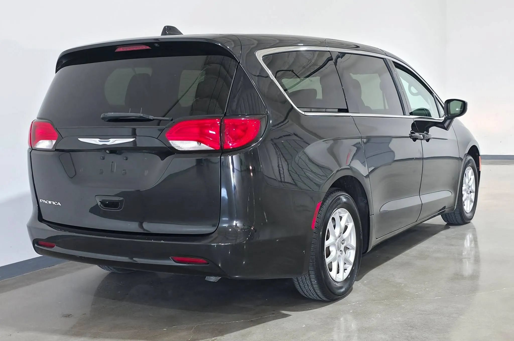 Used 2017 Chrysler Pacifica Touring FWD image 3