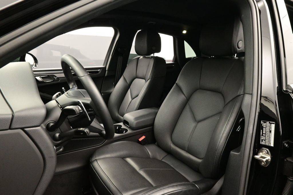 Certified 2025 Porsche Macan AWD/4WD image 5
