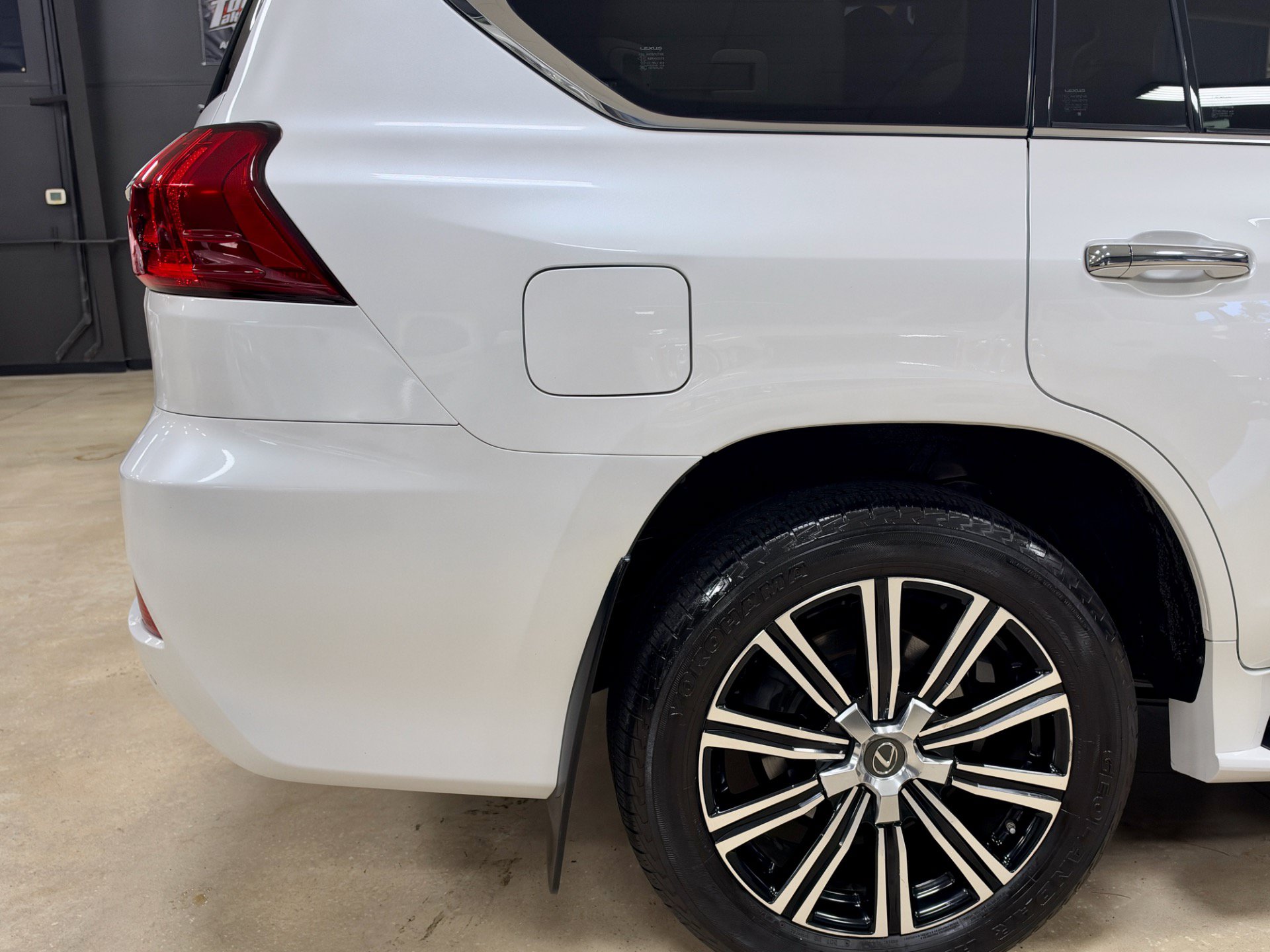 Used 2018 Lexus LX 570 4WD w/ Luxury Package image 18