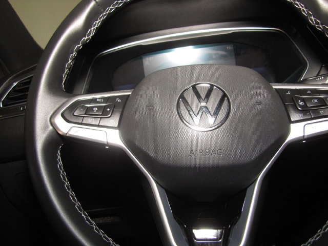 Used 2023 Volkswagen Tiguan SE R-Line FWD image 28