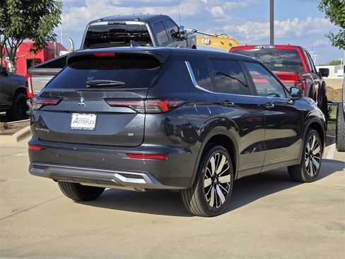 New 2025 Mitsubishi Outlander SE image 4