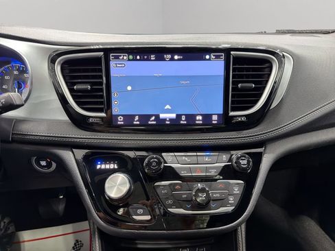 Used 2025 Chrysler Pacifica Limited image 31