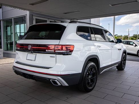 Used 2025 Volkswagen Atlas Peak Edition SE image 2