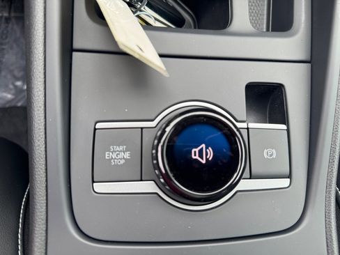 New 2025 Volkswagen Tiguan SE image 18