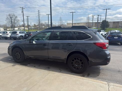 Used 2018 Subaru Outback 2.5i Limited image 3