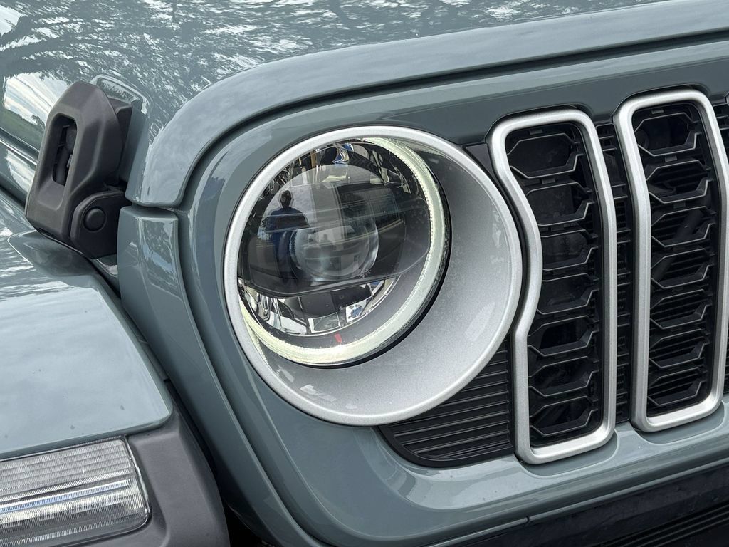 Used 2026 Jeep Wrangler Unlimited Sahara AWD/4WD image 9