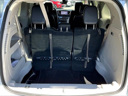 Used 2024 Chrysler Pacifica Touring-L FWD image 37