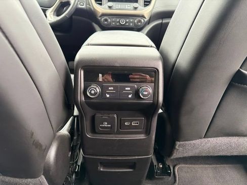 Used 2022 GMC Acadia Denali w/ Denali Ultimate Package AWD/4WD image 16
