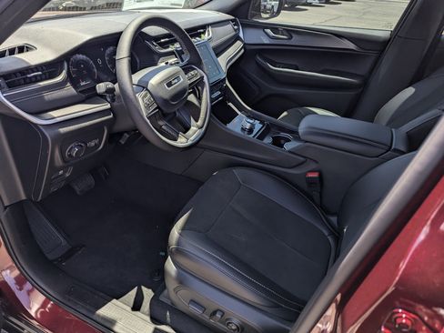 New 2025 Jeep Grand Cherokee Altitude image 9