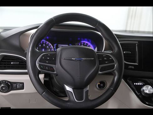 Used 2017 Chrysler Pacifica Touring-L FWD image 7