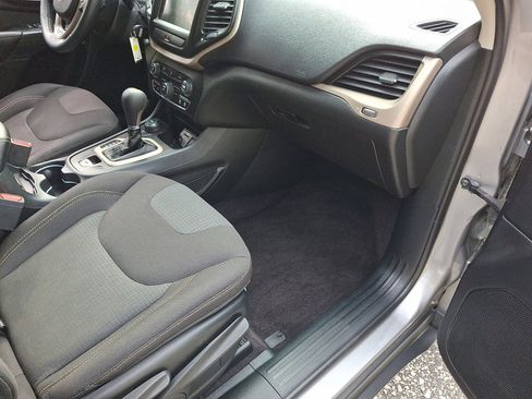 Used 2017 Jeep Cherokee Latitude w/ Cold Weather Group image 11