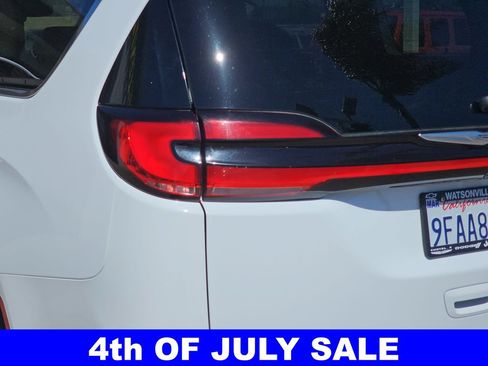 Used 2023 Chrysler Pacifica Limited FWD image 43