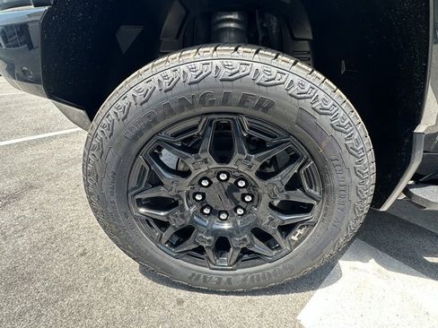 New 2025 GMC Hummer EV 2X image 9